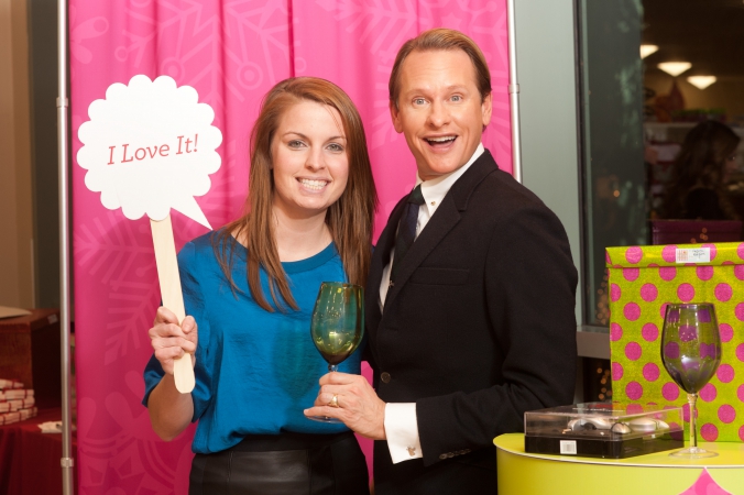 carson kressley poses at home goods blogger event, tips on holiday gifting, social media photography by fab photo