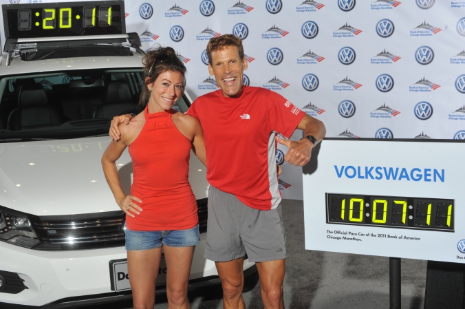 ultra marathon man, dean karnazes, poses with fan, step repeat photo op, chicago marathon, mccormick place chicago